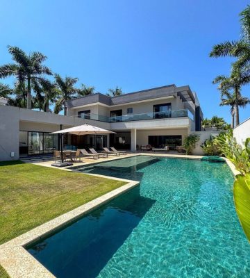 A curated collection of Bali’s most exclusive villas. Handpicked for quality, luxury, and an unparalleled holiday experience.